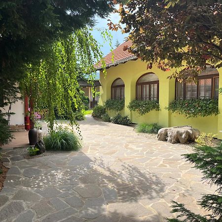 Penzion Primase Dolni Vestonice Luaran gambar