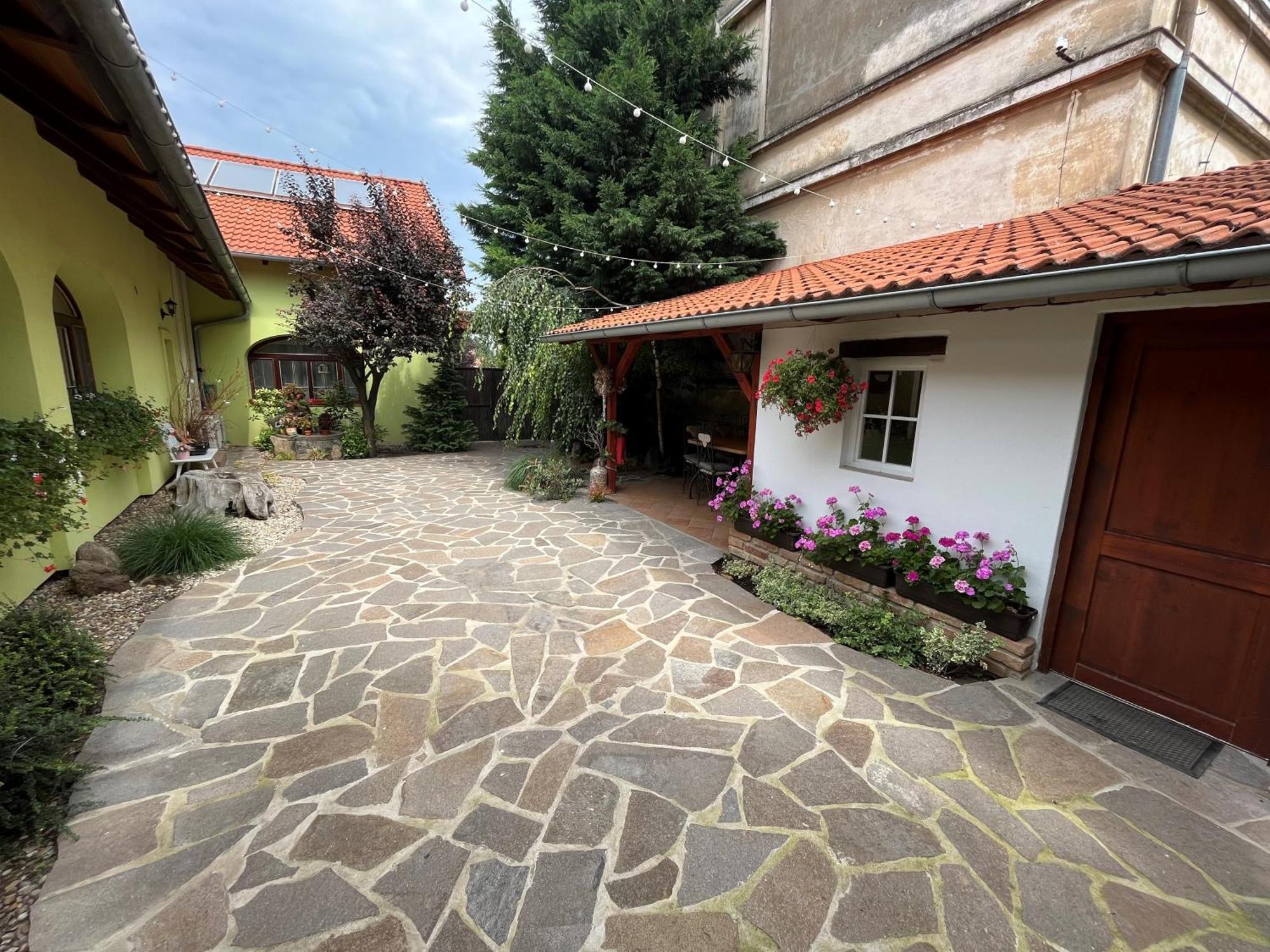 Penzion Primase Dolni Vestonice Luaran gambar